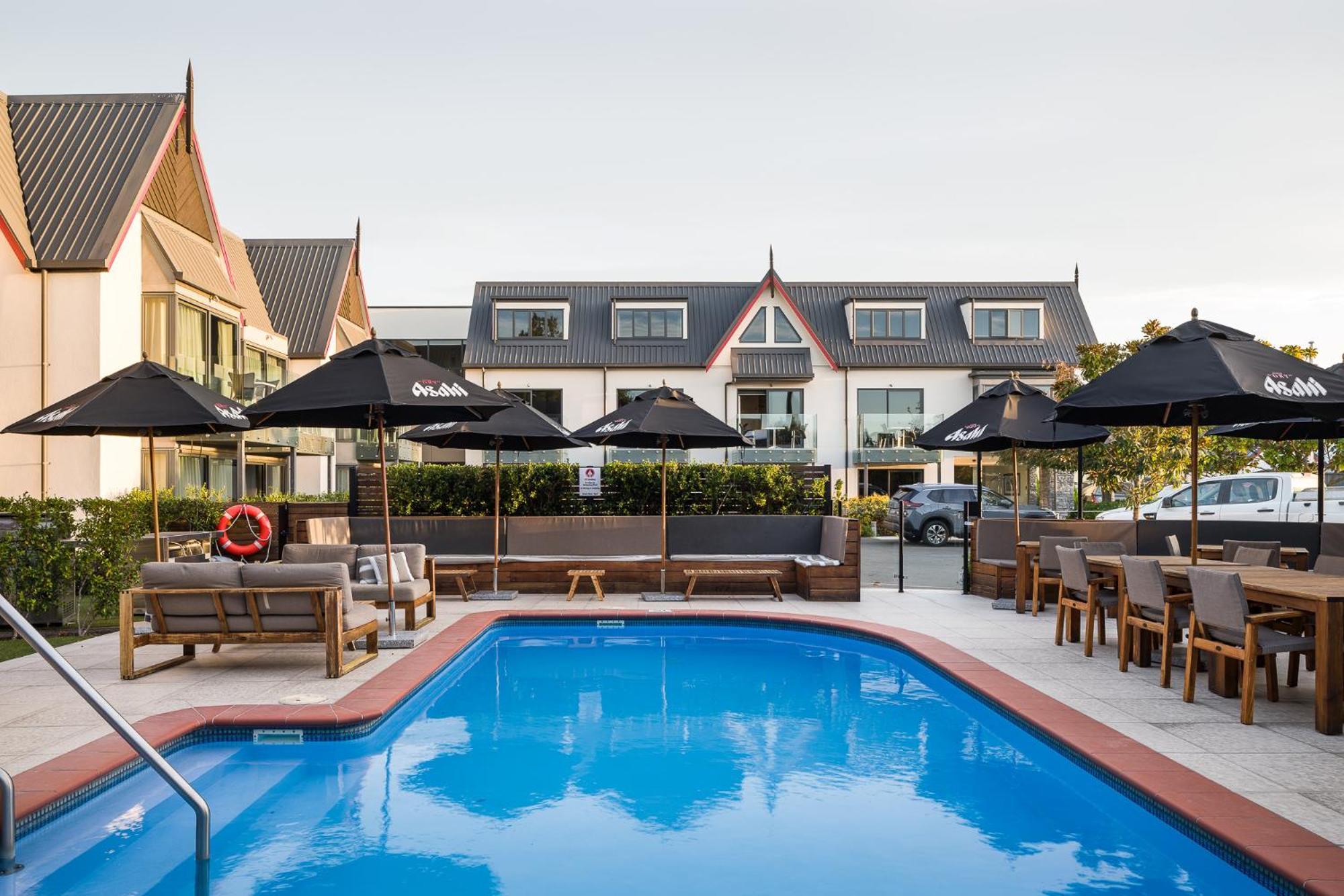 Carnmore Chateau Marlborough Blenheim Exterior photo The hotel's pool