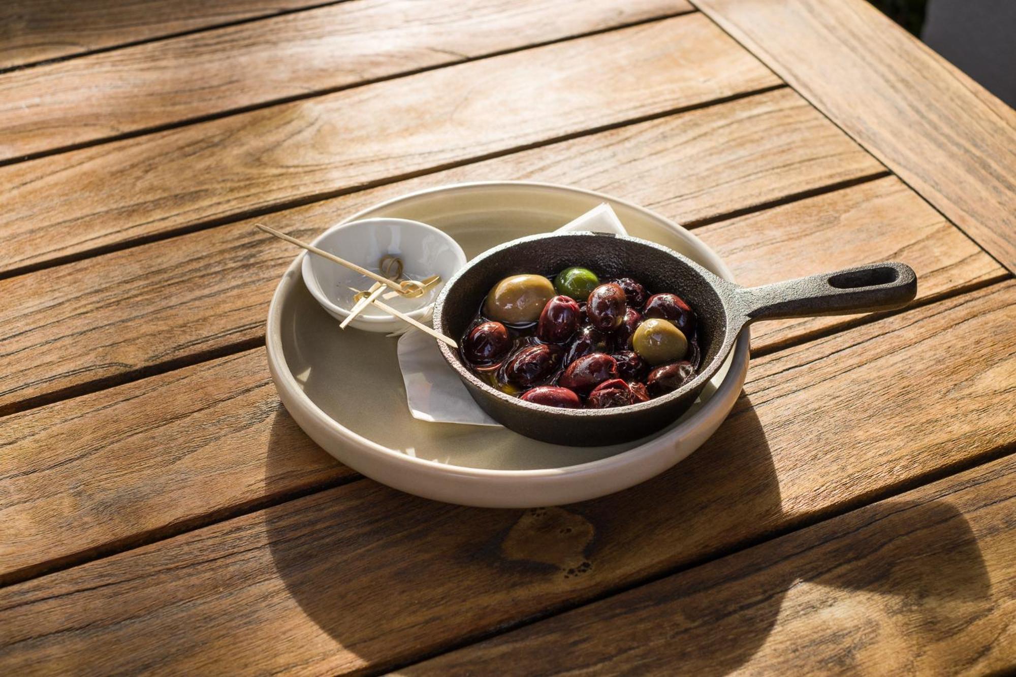 Carnmore Chateau Marlborough Blenheim Exterior photo A pan of olives