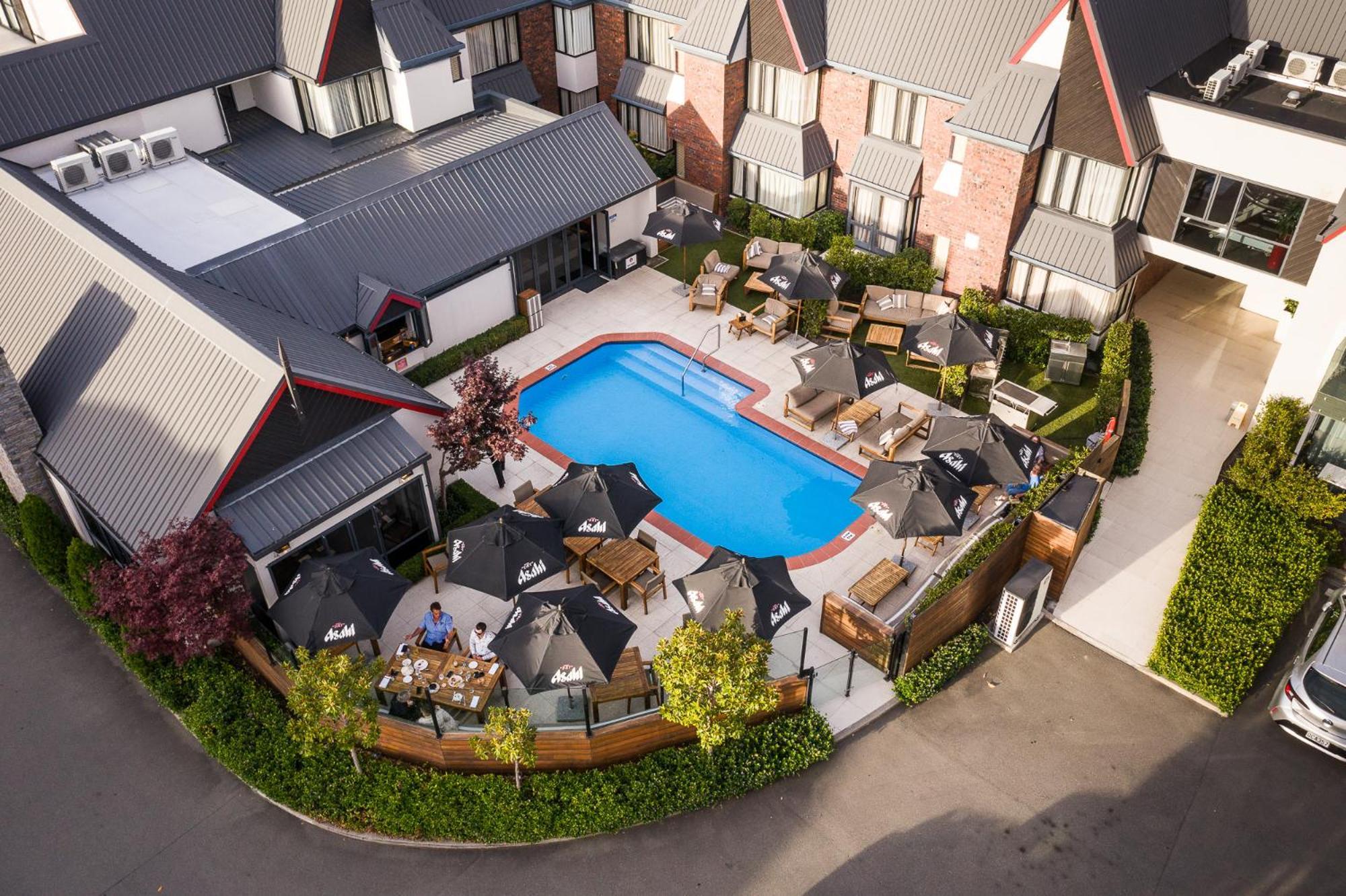Carnmore Chateau Marlborough Blenheim Exterior photo The hotel's pool